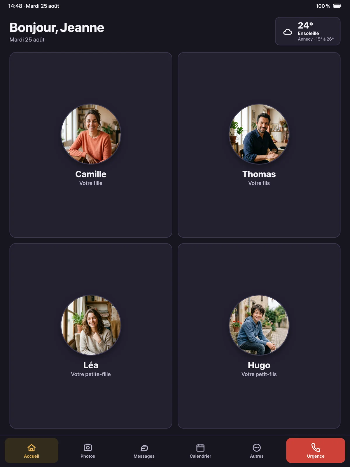 L’écran d’accueil de Hello Pamy sur un iPad : en haut « Bonjour, Jeanne », la date et la météo du jour ; au centre, quatre grandes photos de proches, avec sous chacune le prénom et le lien de parenté ; en bas, une barre libellée Accueil, Photos, Messages, Calendrier, Autres, et un bouton rouge Urgence.