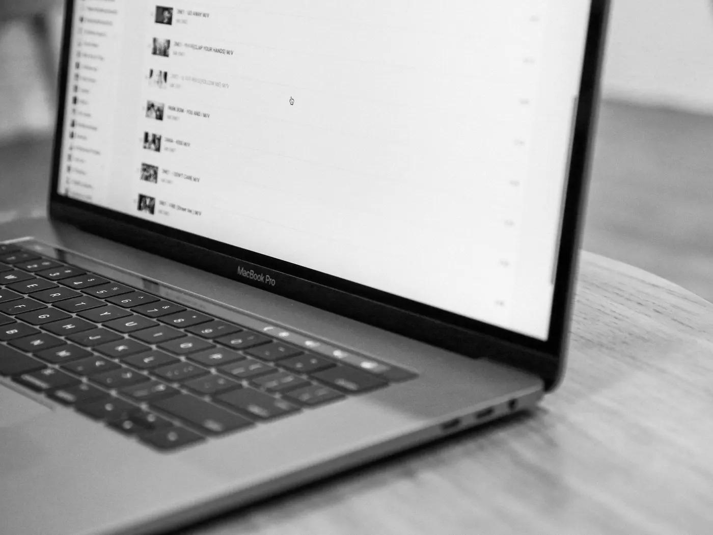 Clavier et écran d’un MacBook.